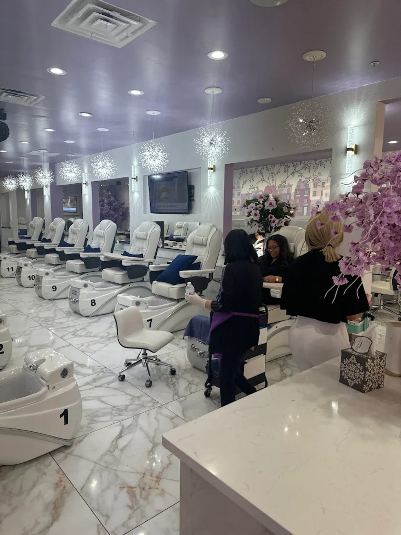Tuyển Receptionist Full-Time Có Ca Đêm - Lavender Nail Bar Plano, TX