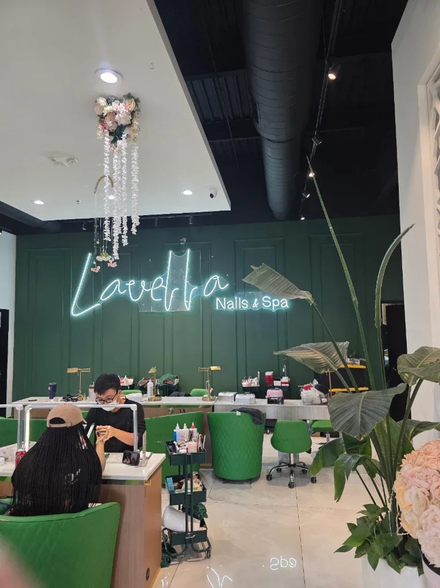Tuyển Thợ Bột - Lavella Nails Spa Fulshear TX