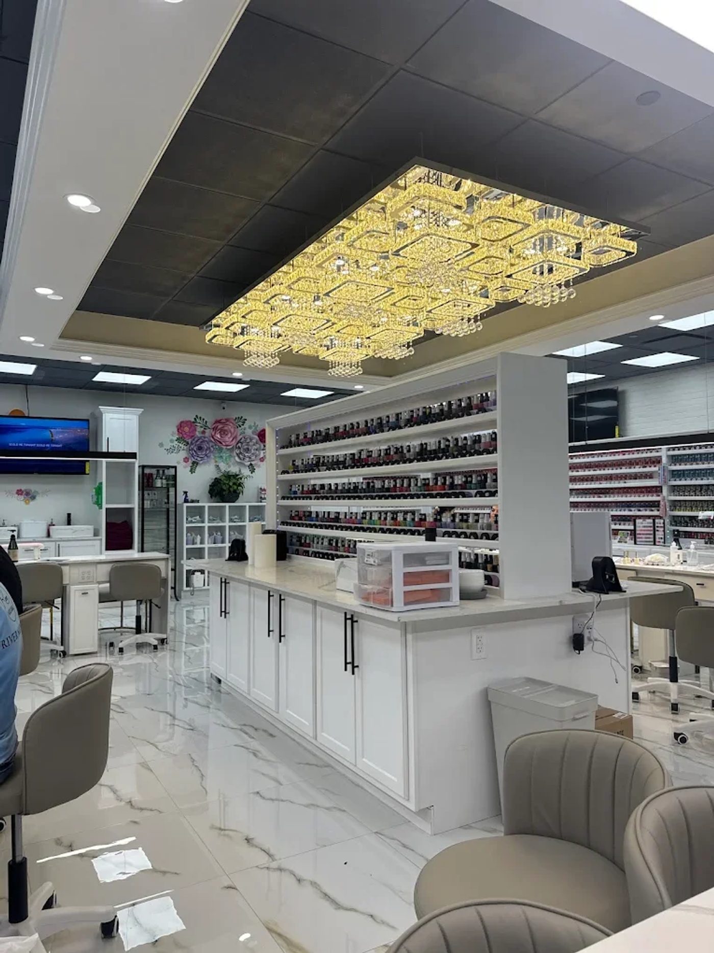 Tuyển Thợ Nails & Front Desk - Lương $250-350/Ngày - Mattapan, MA