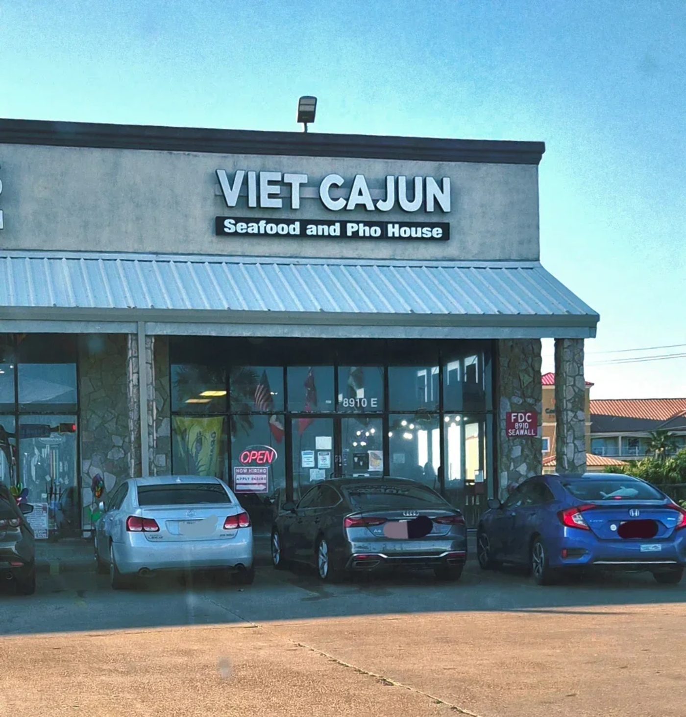 Tuyển Server - Tiệm Việt Cajun Seafood North Houston