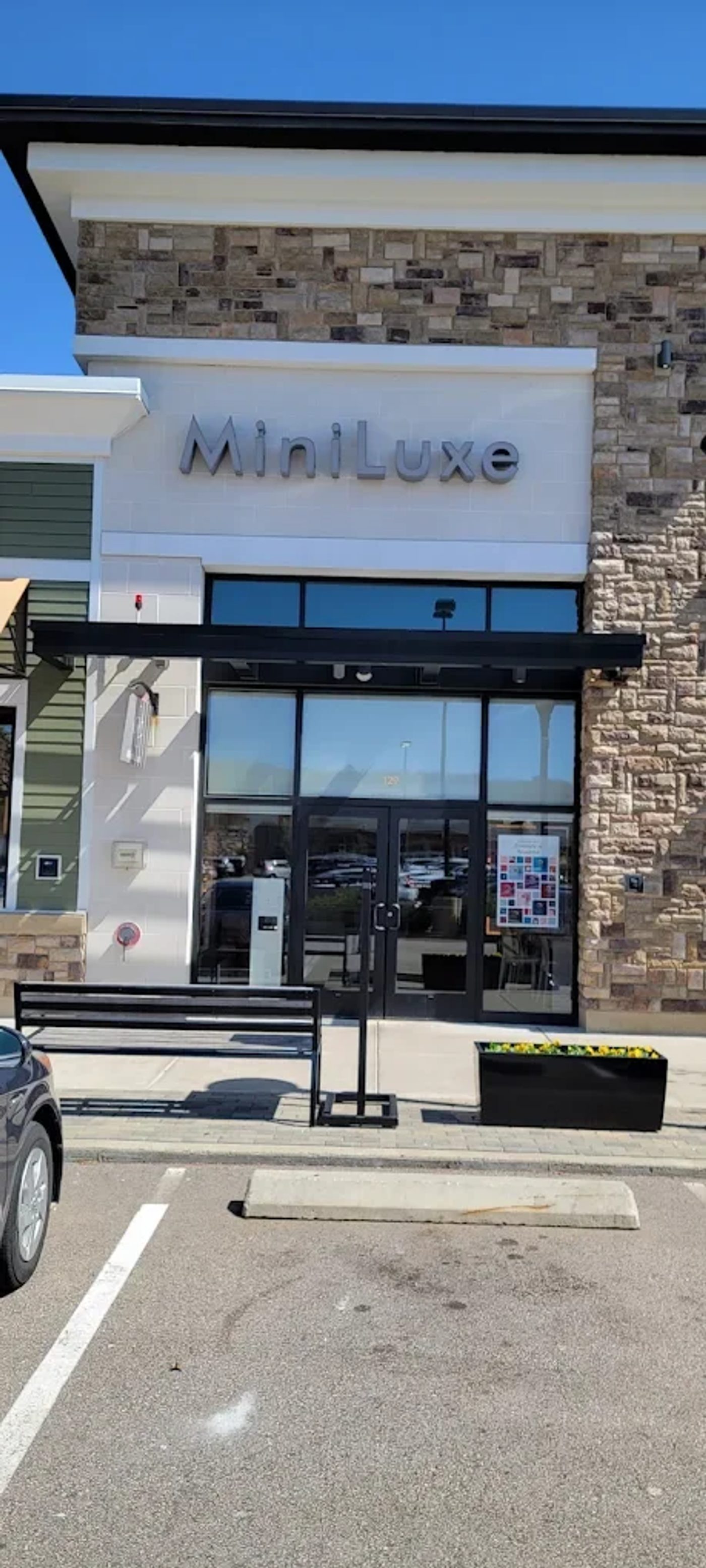 Tuyển Thợ Nails Miniluxe Massachusetts - Lương $17/giờ + Hoa Hồng 42.5%