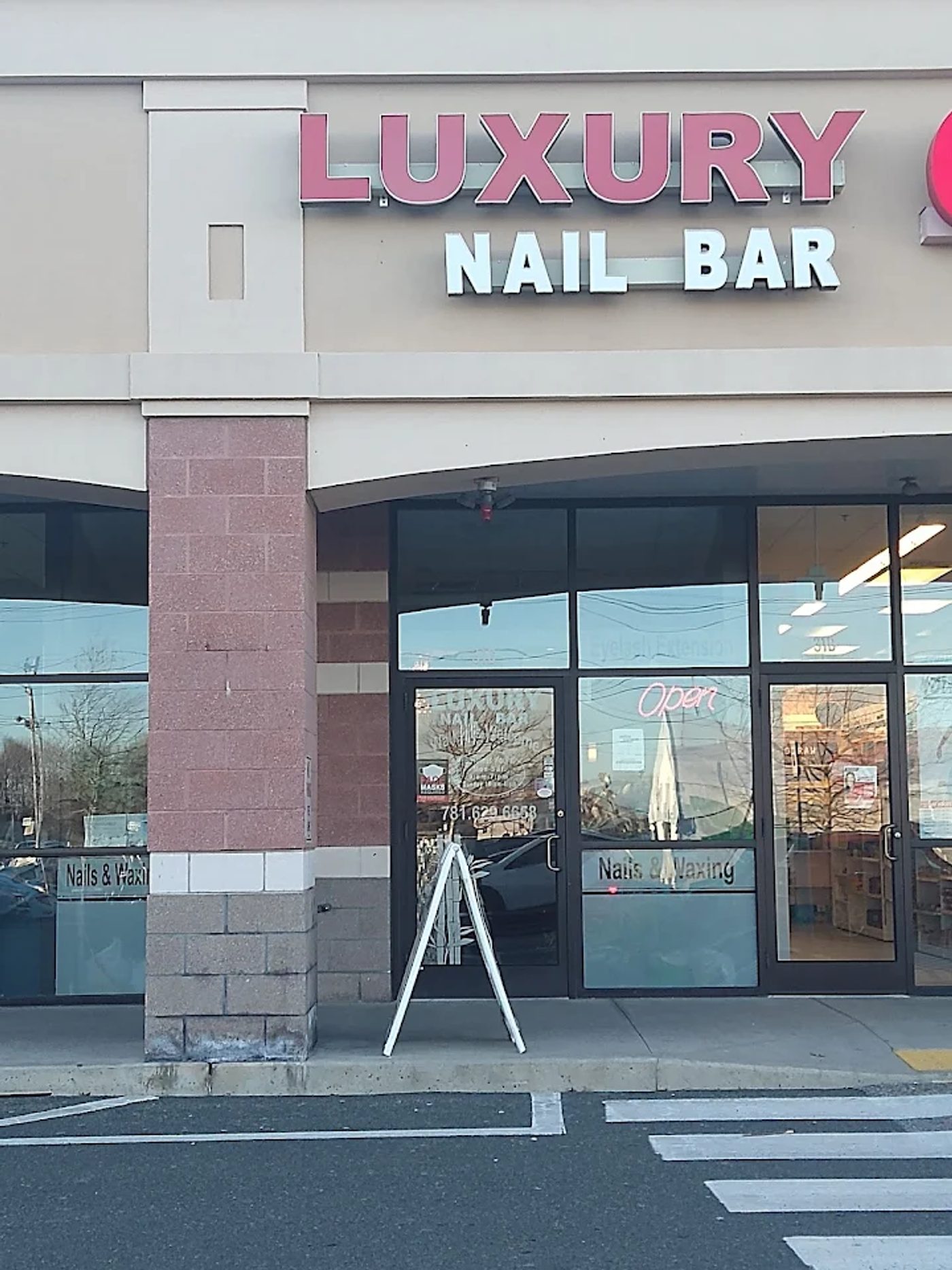 Tuyển Receptionist Part-time - Luxury Nail Bar Revere