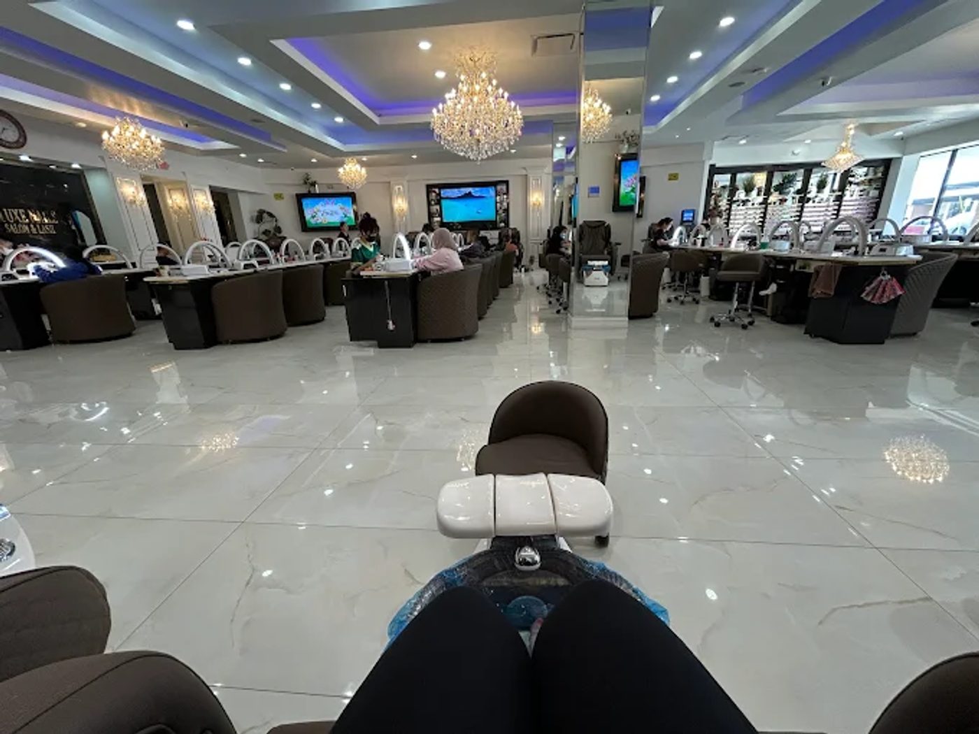 Tuyển Thợ Nails Nam Nữ - Deluxe Nails Dearborn | $1500-2500+/tuần