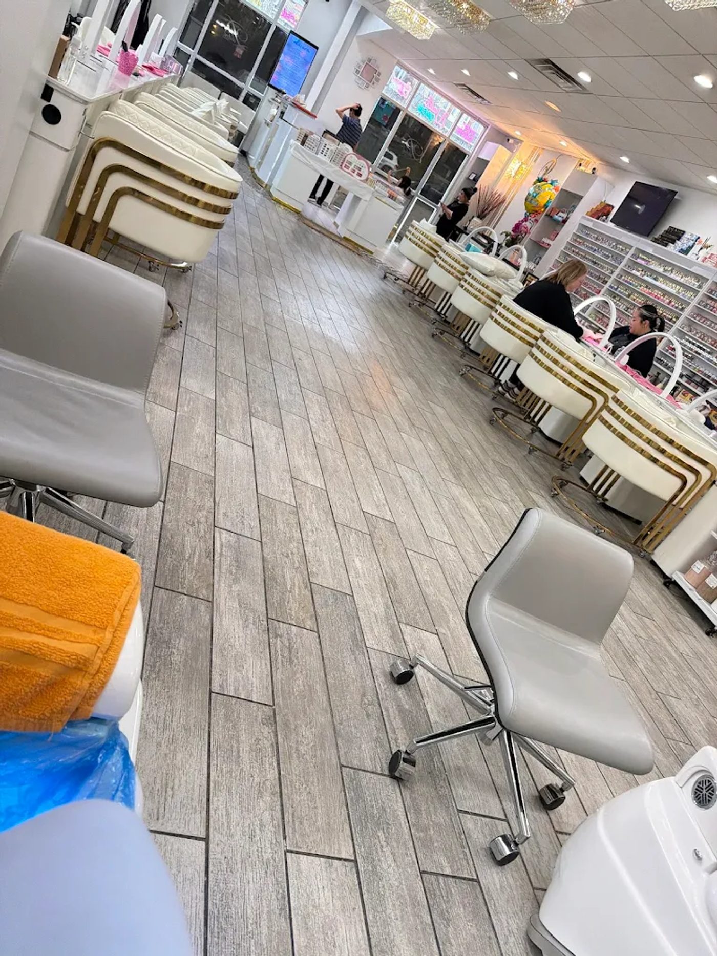 Tuyển Thợ Nails Gấp - Polish Nail Bar, Milwaukee WI