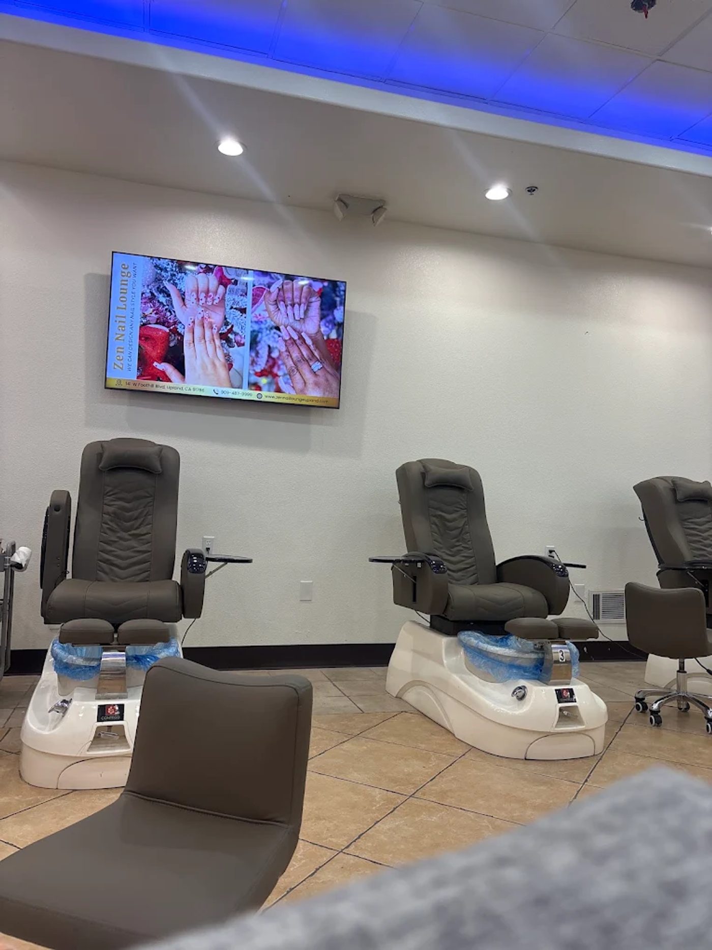 Tuyển Thợ Nails Thu Nhập Cao $1700-$2400/6 Ngày - Upland, CA