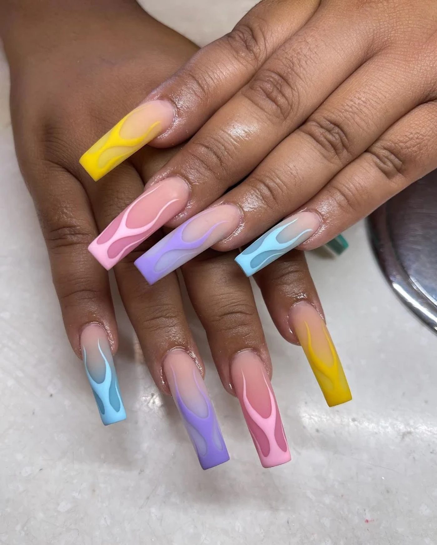 Tuyển Thợ Nails - Tiệm Nail Long Beach - Môi Trường Thân Thiện
