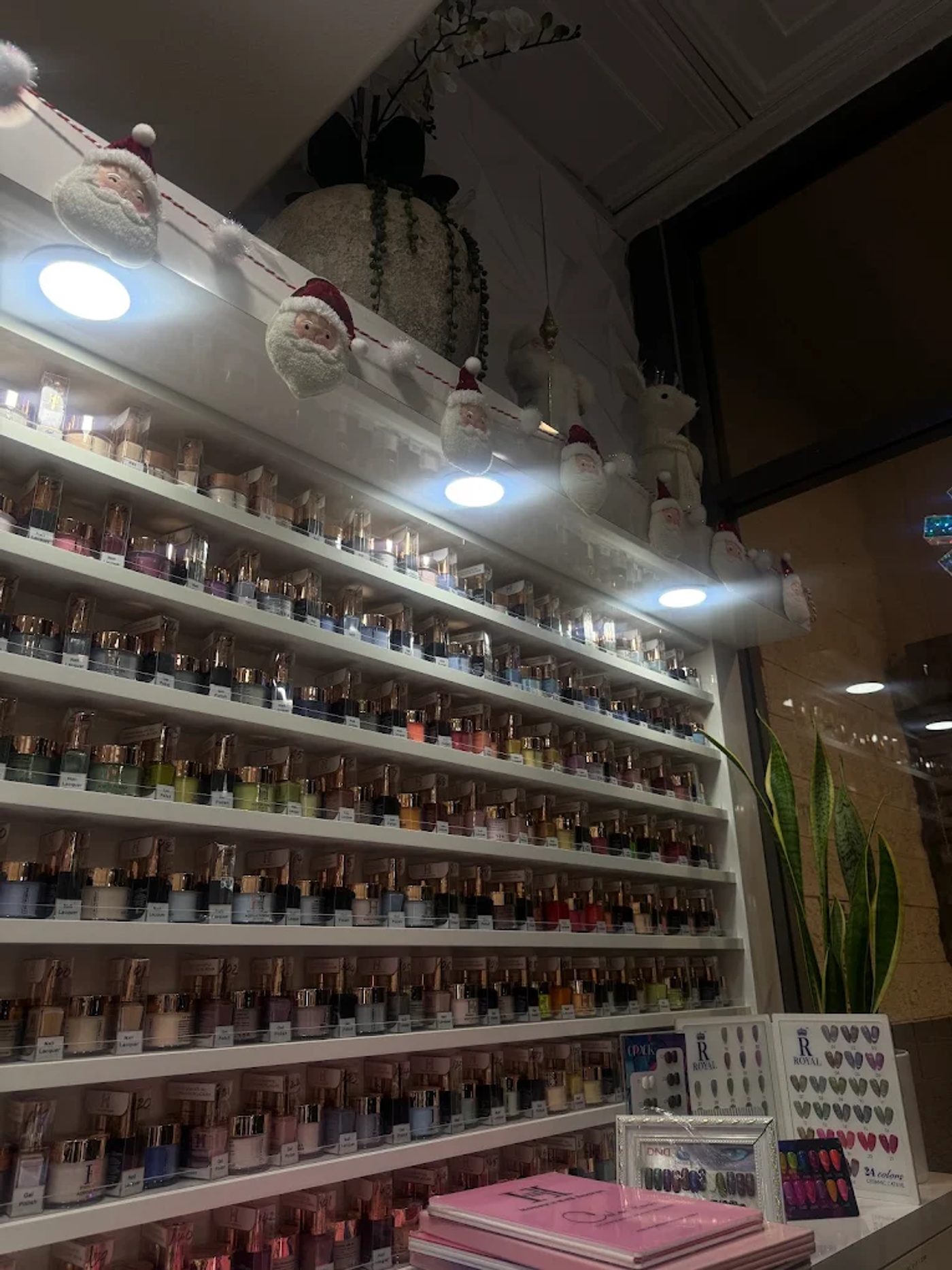 Tuyển Thợ Nails Design & TCN - Eastvale, CA - Thu Nhập Hấp Dẫn