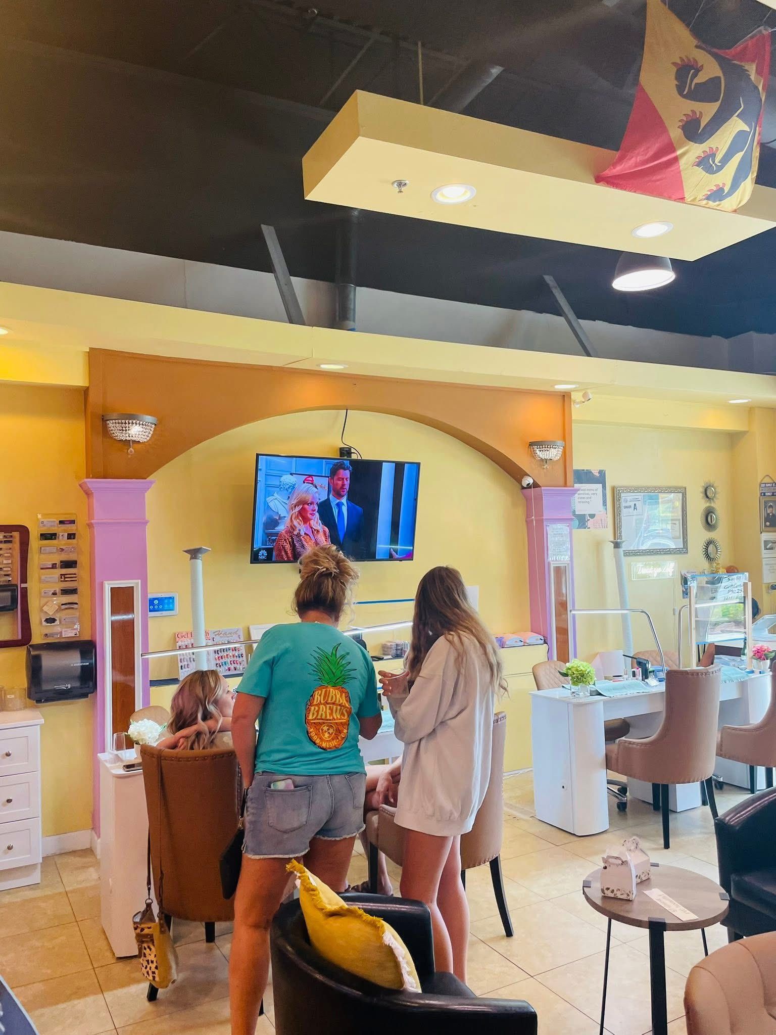 SANG TIỆM NAIL LUXURY - GIÁ CAO RENT RẺ - NEW BERN, NC - ảnh 3