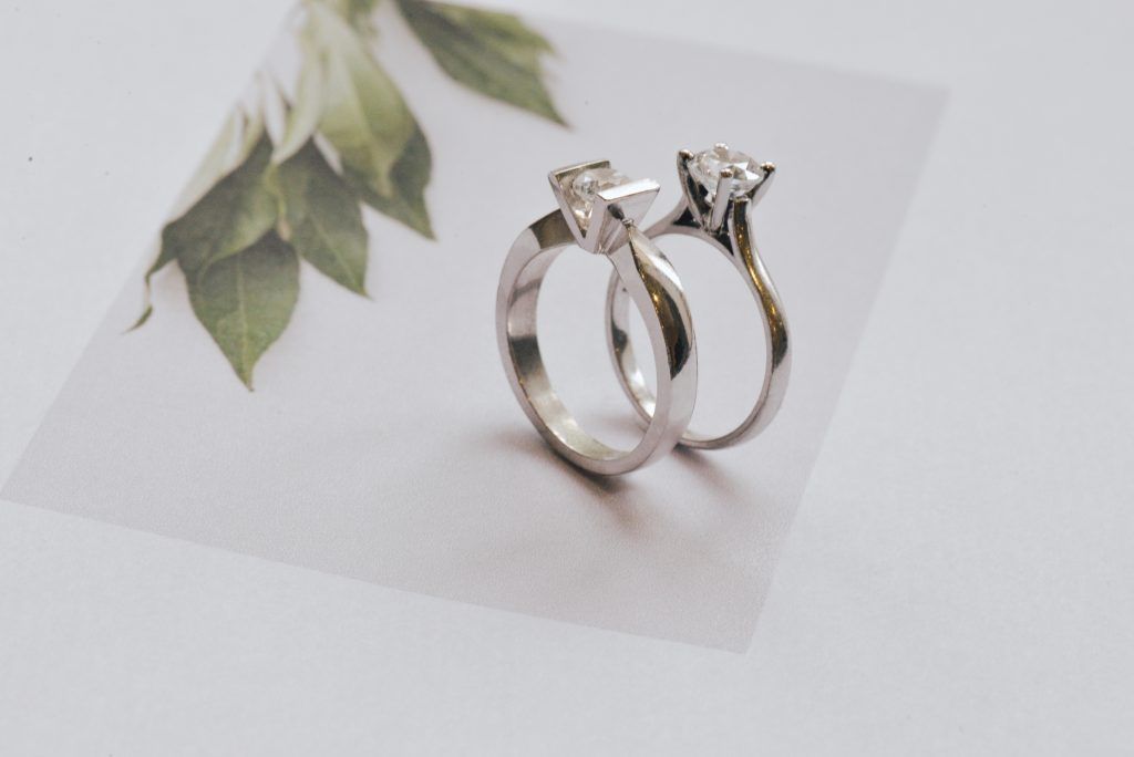 Round solitaire engagement rings straight vs round band