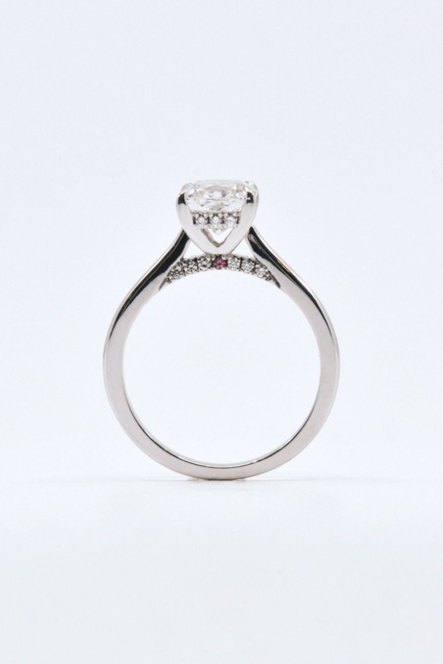 Round diamond engagement ring