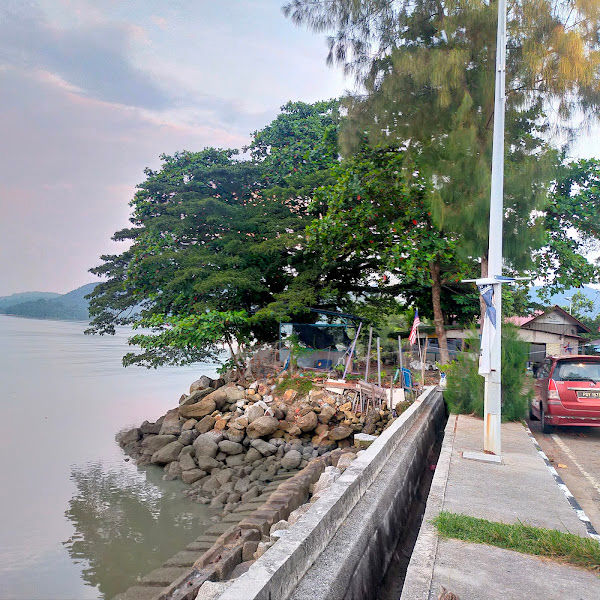 Sungai Batu Seaside