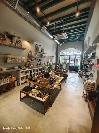 Kommune Lebuh Victoria | Conscious lifestyle & plant-based dining 3