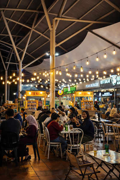 Donna Bistro @ Com-Tar