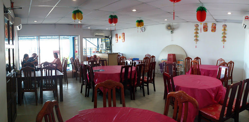 Restoran 77 (famous curry fish head)