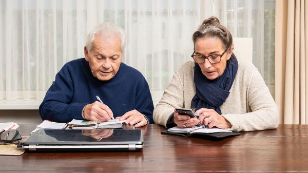 man en vrouw aan tafel