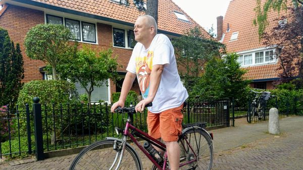 Man zit op de fiets