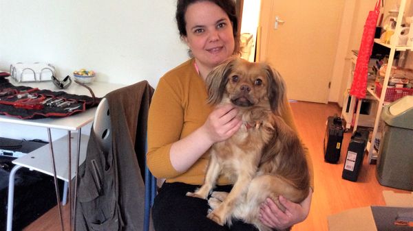 vrouw met hond op schoot