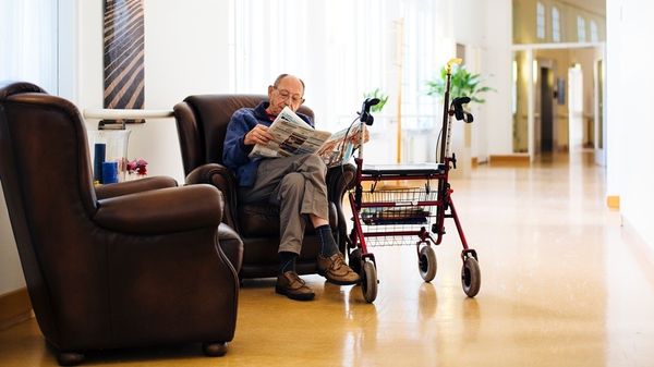 man leest de krant in leunstoel