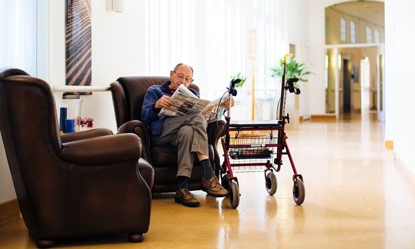 Verpleeghuizen kunnen niet meer zonder naasten van bewoners