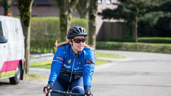 vrouw op racefiets