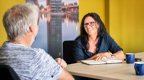 man en vrouw in gesprek aan tafel