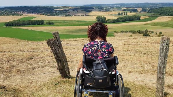 vrouw-in-rolstoel-kijkt-naar-landschap