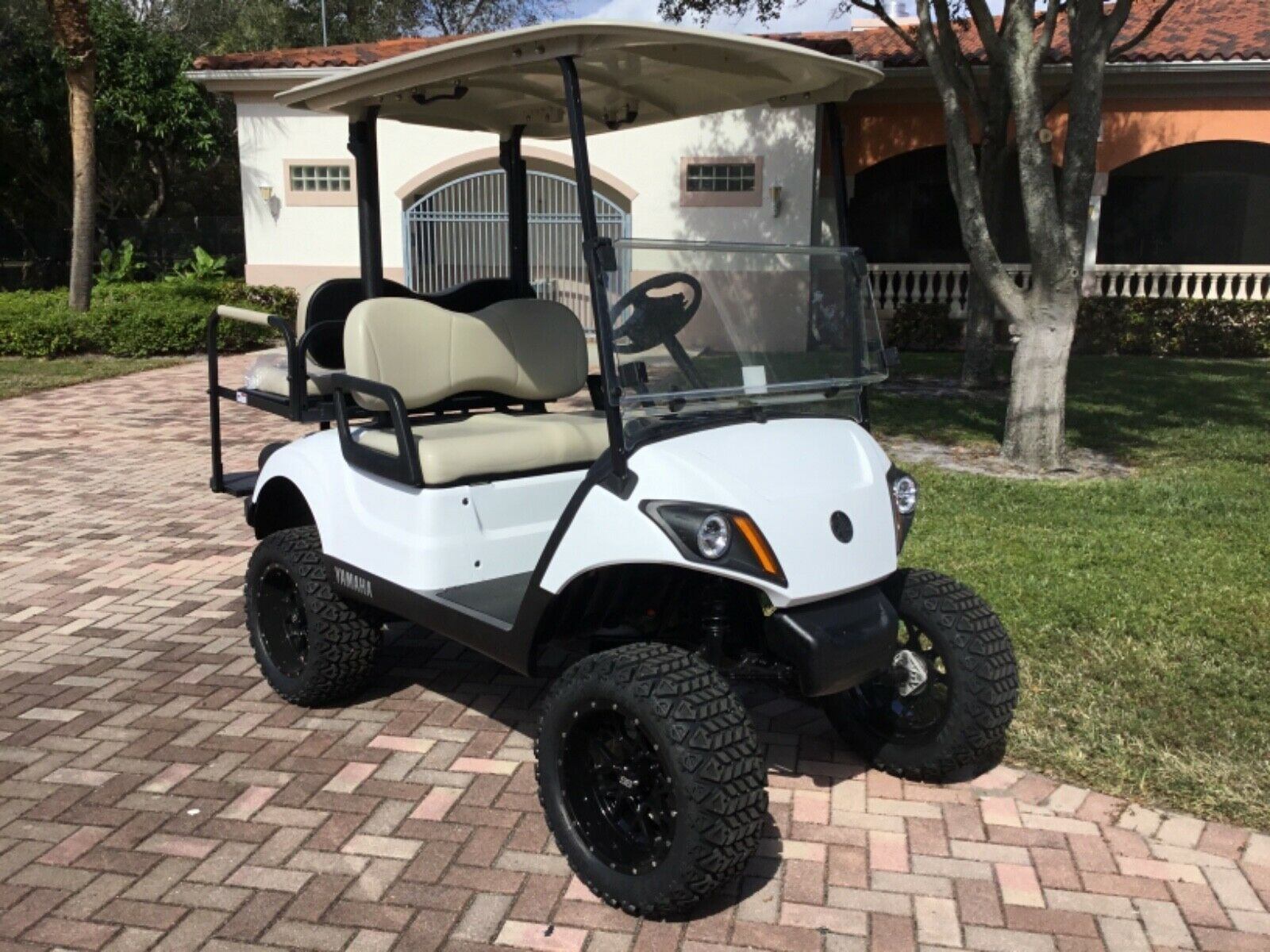2018 Yamaha Drive golf cart [excellent shape and new parts] Golf