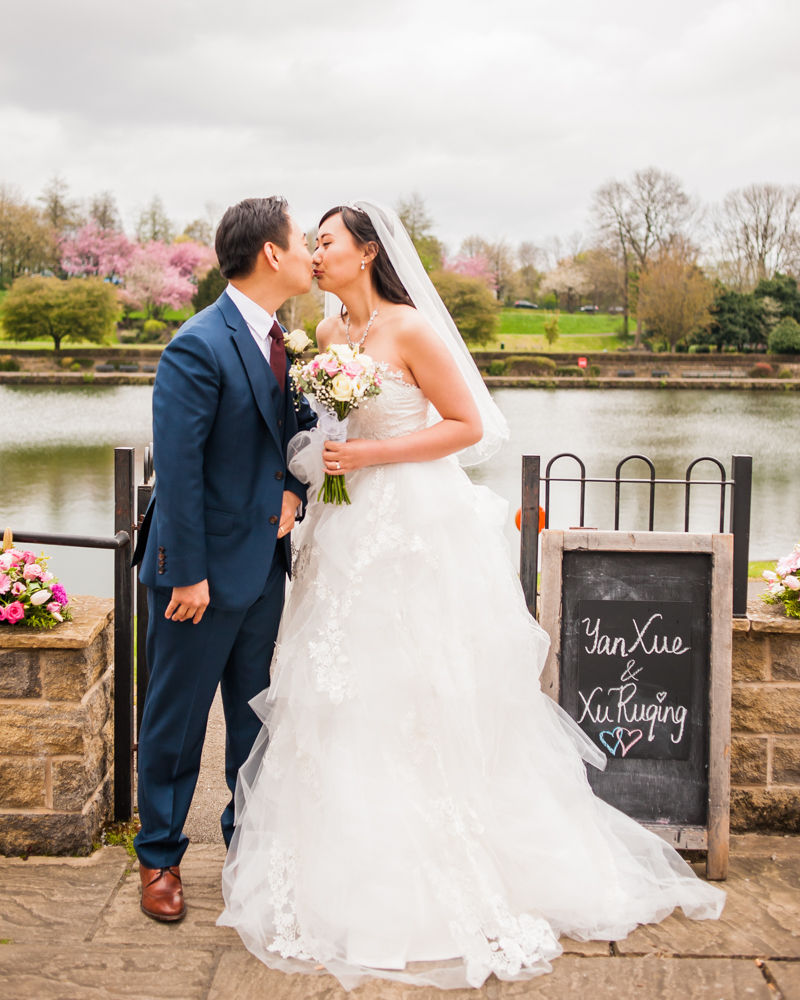 Bride and groom kissing, Sheffield wedding photographer, Chinese wedding