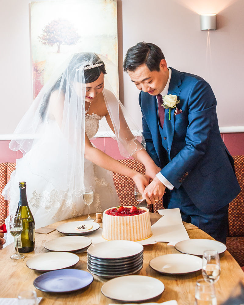Cutting the cake, Sheffield wedding photographer, Chinese wedding