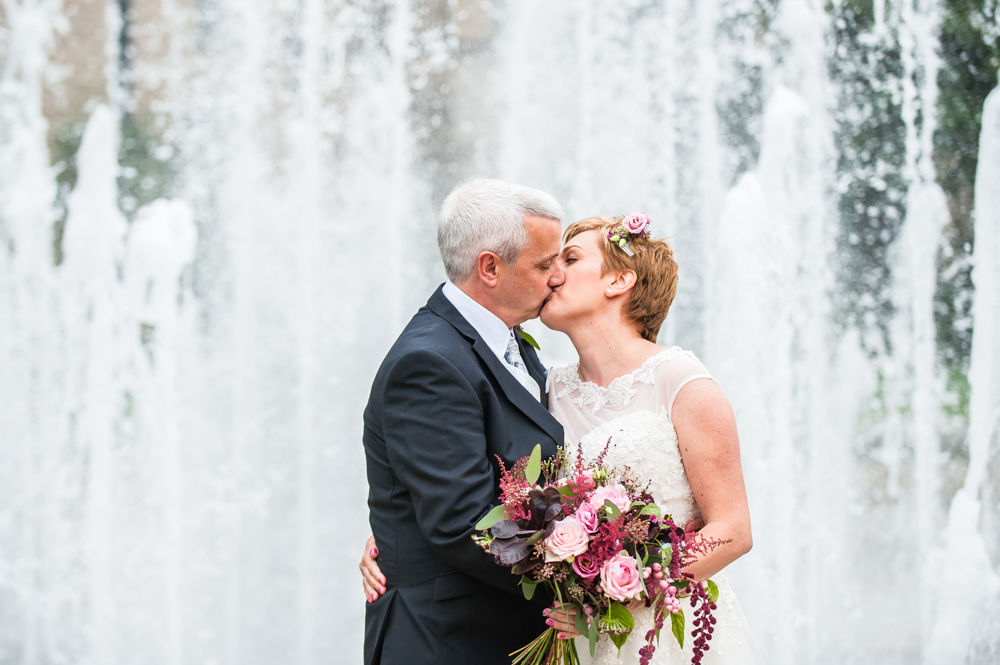 Kiss by fountain, Sheffield town hall weddings