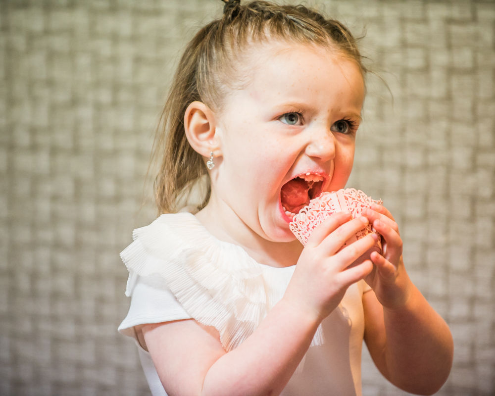 Flower girl demolishes cupcake, Greens at Gretna wedding