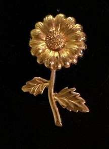 VTG  Daisy Flower Power Brooch Pin Gold Tone 2 3/8 Inch