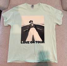 Love on Tour 2021  T-Shirt size large