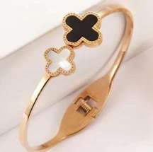 Four leaf gold bracelet 