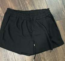 Lulus shorts size small. Like new condition. Pockets and functional drawstring.