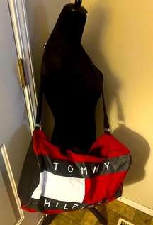 Vintage Tommy Hilfiger Duffel Bag, good condition . Great weekender bag!