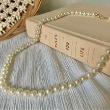 Vintage “Juno” Pearl Necklace Classic Elegant Feminine Layering Apricot Iridescent 