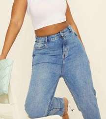 Pretty Little Thing Light Wash Mom Jeans | 8