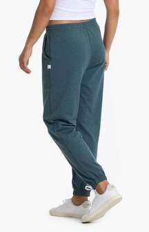 Vuori Boyfriend Joggers in lilac heather in Size medium