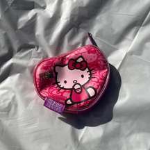 2000s Sanrio Hello Kitty 2013 coin purse
Has some bubbles under the material