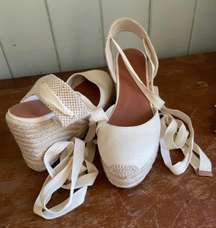 Design Tyra Closed Toed Wedges in Natural Linen