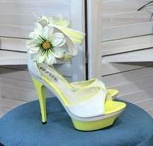 NWOT white yellow vegan patent leather 3D daisy appliqué 5” platform sandal sz 9