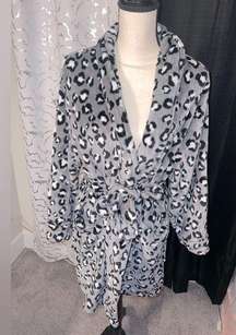 Just Be Women’s Grey Leopard Print Robe