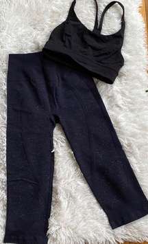 New High rise Free to Flow Crop in navy specks patterns leggings, size 4