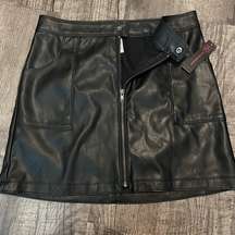 NWT Black Faux Leather Women’s Skirt Size Medium Mini Zip Edgy Stretch Mob wife