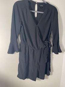 Black romper with flowy sleeves and tie waste size medium no flaws!