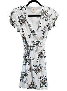 Harper Floral White Wrap Dress Women's Size M Flutter Cap Sleeves Preppy Brunch