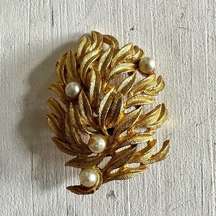 Vintage Roma gold tone pearl leaf brooch