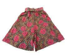 1980’s VAN HEUSEN for Her Floral Ultra high rise Bermuda dress shorts with belt