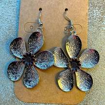 1223 - NWOT mixed metal daisy floral earrings